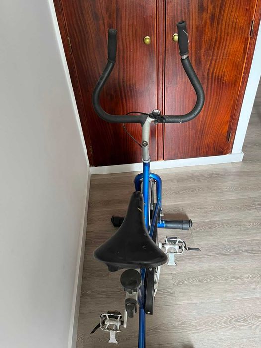 Bicicleta de spinning azul