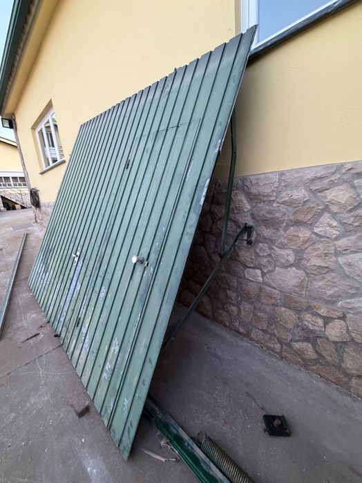 Portão com porta de serviço e motor de garagem