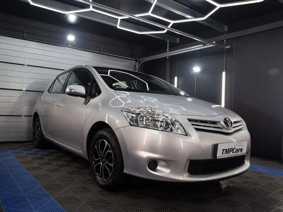 Toyota Auris PL Salon _ LIFT
