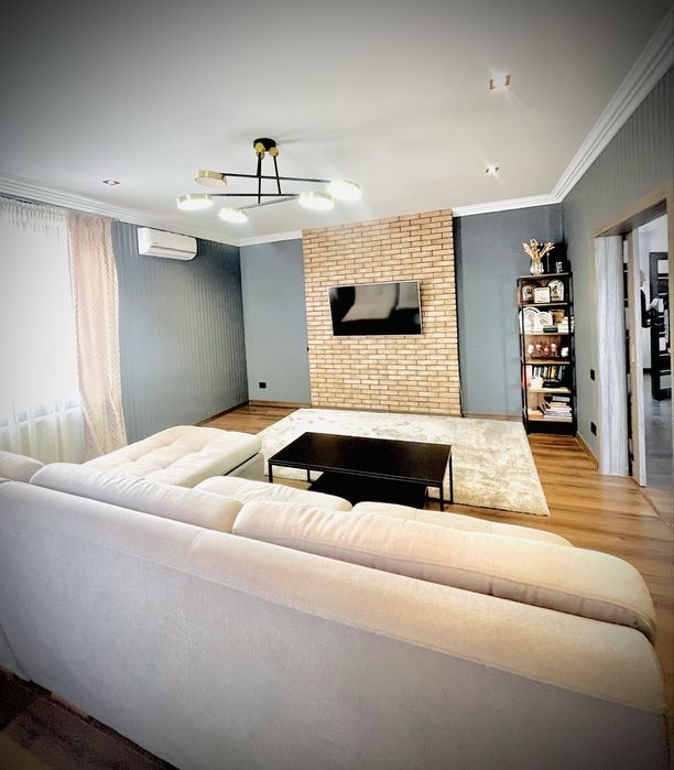 Продам чарівний двоповерховий будинок.