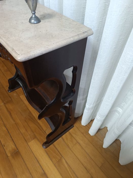 Mesa antiga de apoio restaurada em madeira maciça de mogno.
