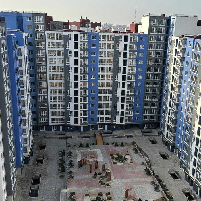 Продам простору 1-кімнатну квартиру в центрі!