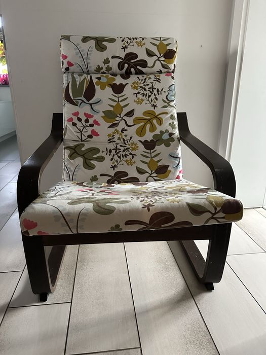 Fotel ikea poang w kwiaty i liście, motyw kwiatowy, roślinny