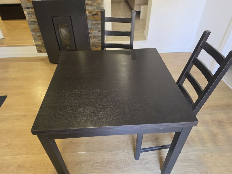 Mesa extensível sala jantar e 2 cadeiras