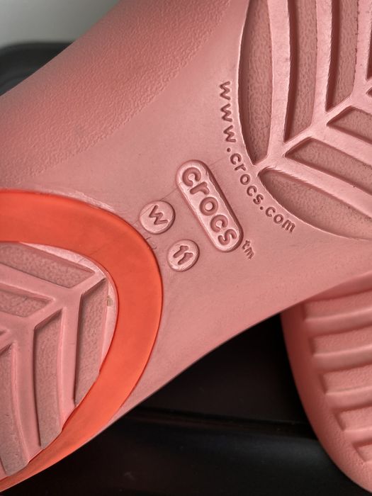 sandały Crocs Serena Embellish Flip w kolorze Bright Coral r.42/43 W11