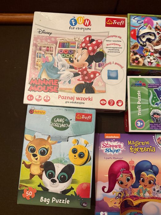 Zestaw książek i puzzli
