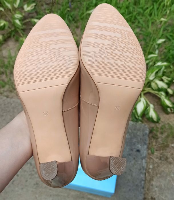 НОВЫЕ бежевые кожаные лаковые туфли лодочки