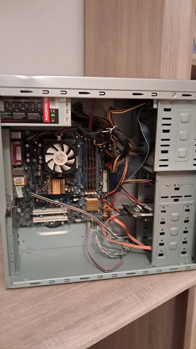 Sprzedam komputer stacjonarny.