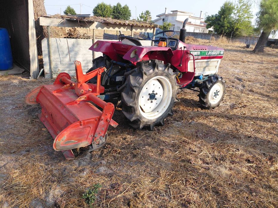 Trator Kubota L2002DT-M 4x4 com fresa