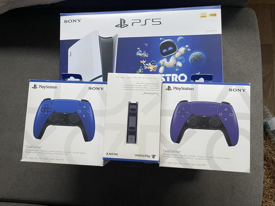 PlayStation 5 Slim Standard 1TB + 2 Comandos + 2 Jogos + Carregador