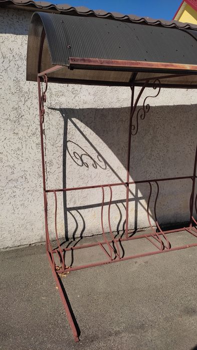 Парковка под навесом , велосипедов , самокатов  .