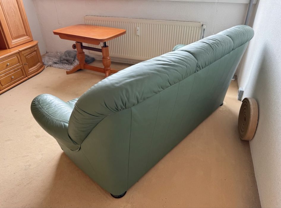 Шкіряний диван знленого кольору