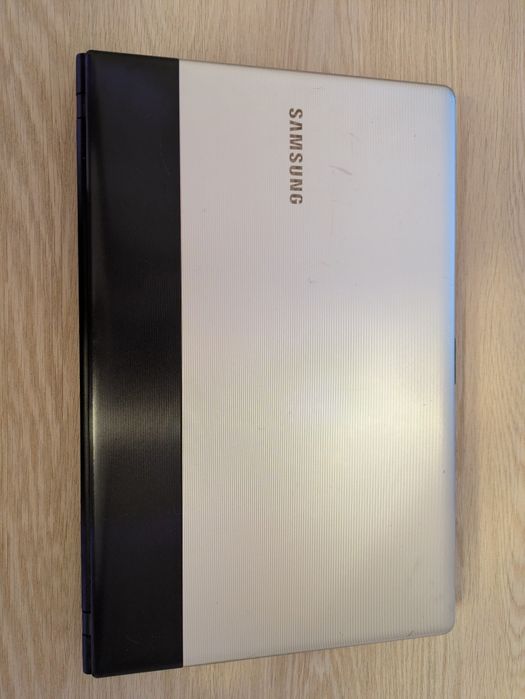 Laptop SAMSUNG model NP300E7A (2012) z ładowarką (adapter) model CPA09-004A