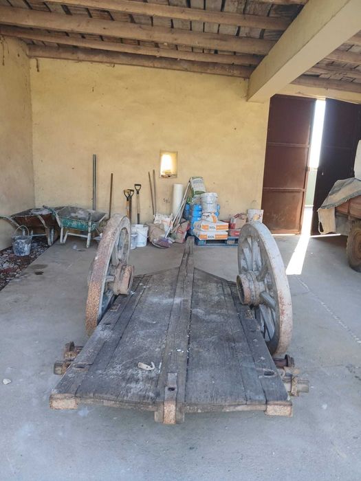 Carro de Bois Antigo, em bom estado.