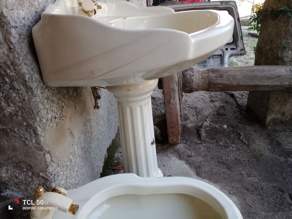 Lavatório  muito antigo imitação de pedra mármore. Só o lavatório o bidé já foi vendido.de pedra mármore com torneiras incluídas.