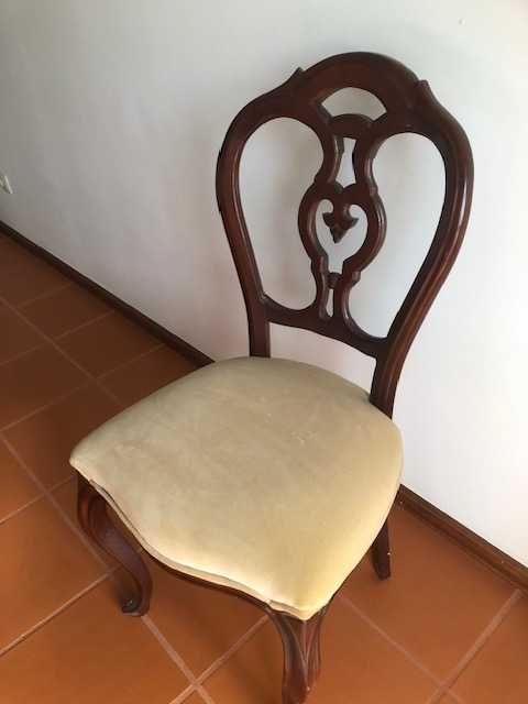 Cadeira antiga em madeira de estilo clássico