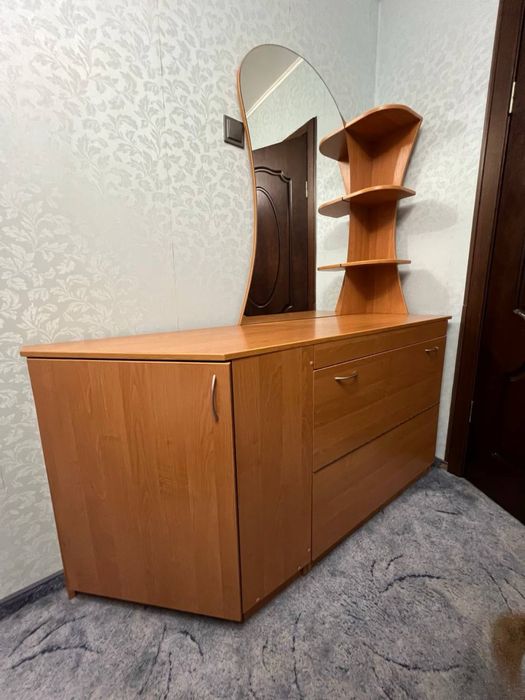 Тумбочка с зеркалом