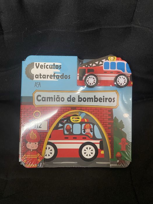 Livro “Camião de Bombeiros” em cartão com veítura em madeira