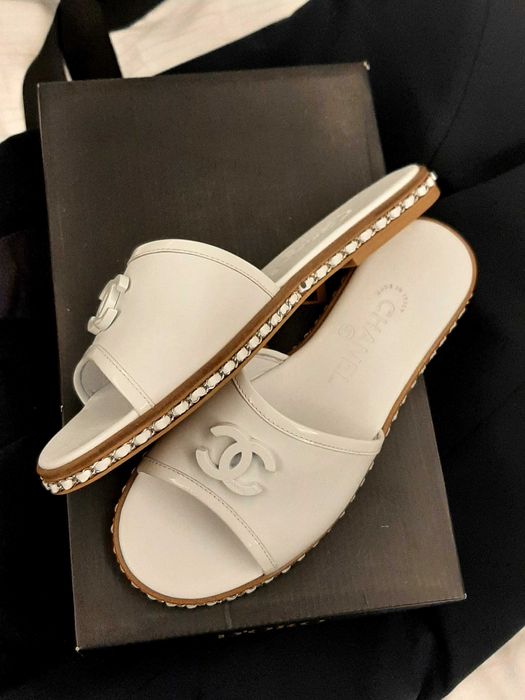 Klapki Chanel białe