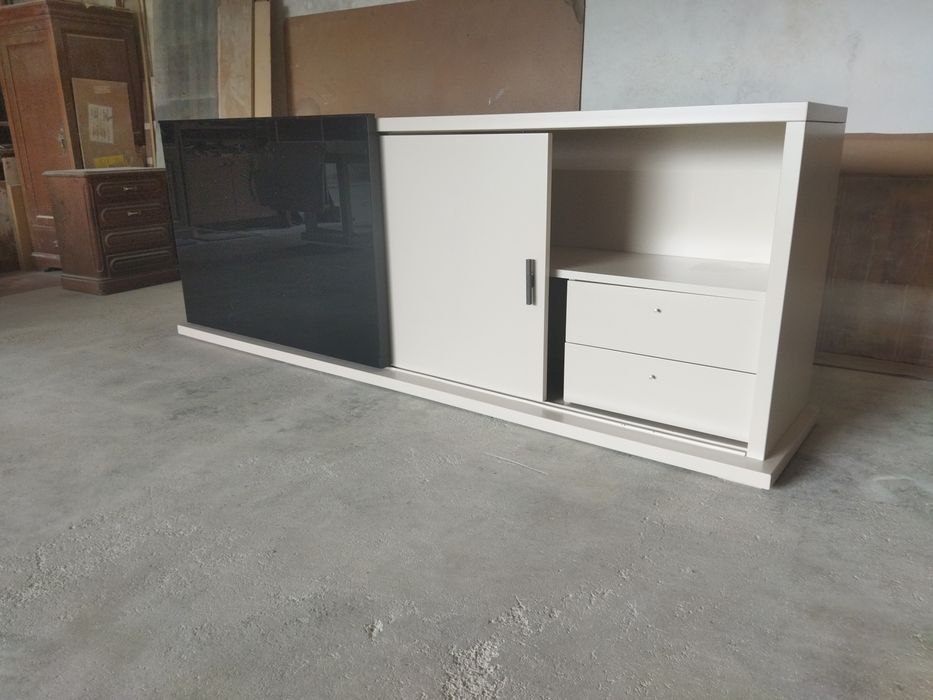Aparador lacado com porta
