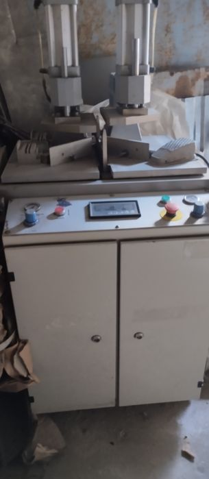 Станок для зварювання пластикової віконної рами