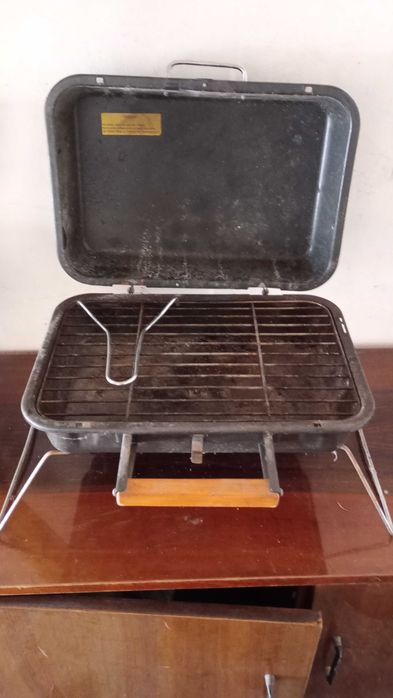 Grill turystyczny na nóżkach i zamykany