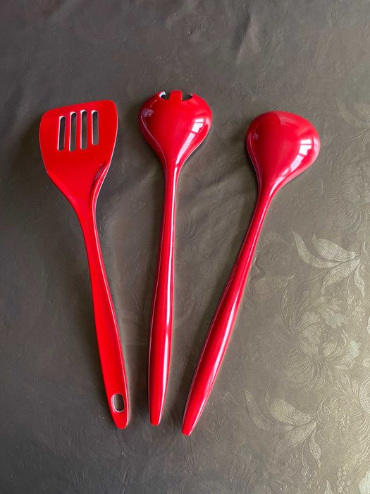 Utensílios de cozinha vários em vermelho