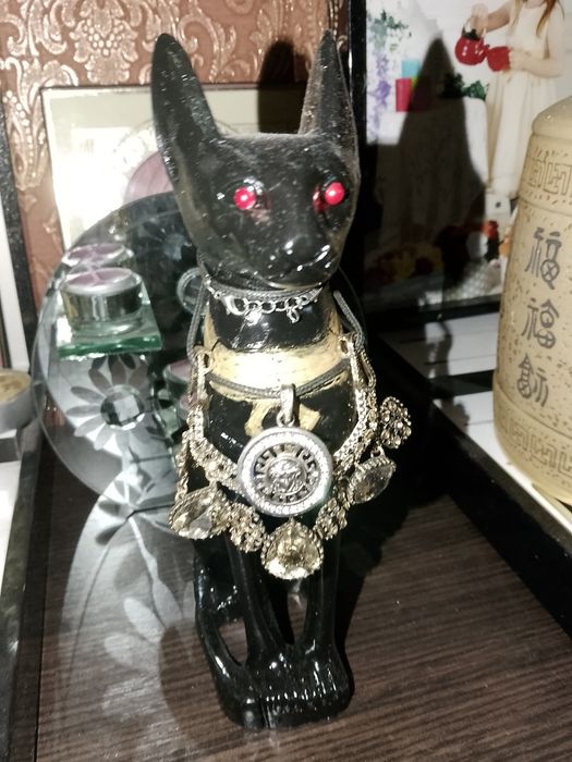 Статуетки різного розміру та матеріалу