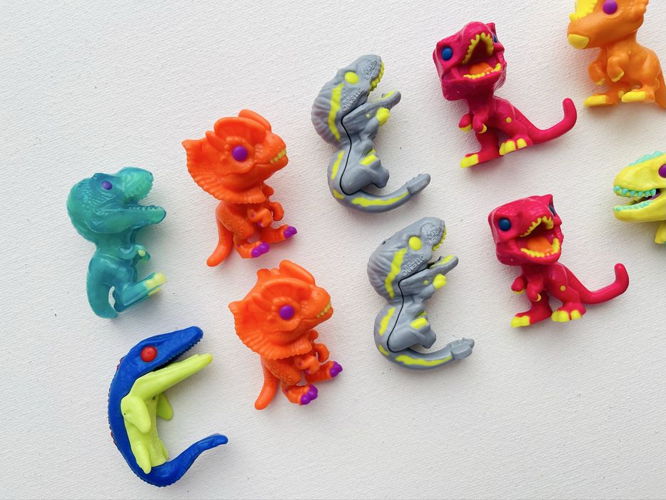Kinder joy  jurassic world динозаври