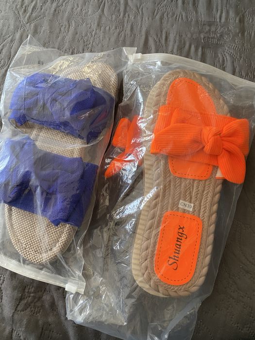 Chinelas novas laranja e azul