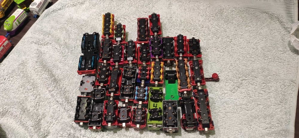 32 szt. lokomotywy i wagoniki z bajki Tomek i przyjaciele dla dziecka