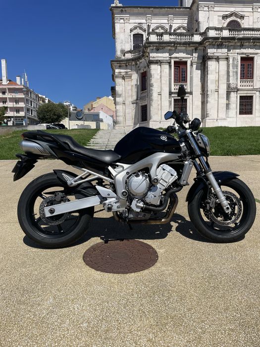 Yamaha FZ6 + Top case GIVI Blade