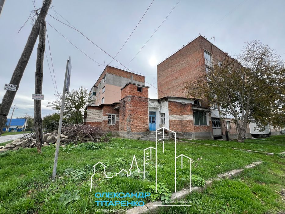 Продам комерційне приміщення з боксом під бус!