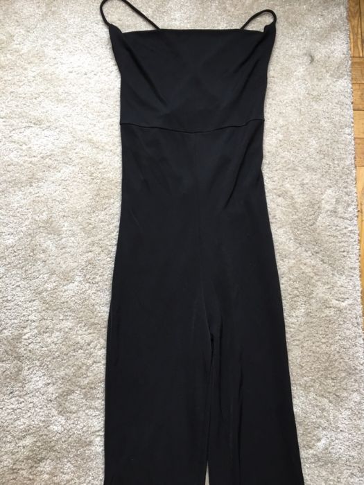 Kombinezon elegancki z odkrytymi plecami.