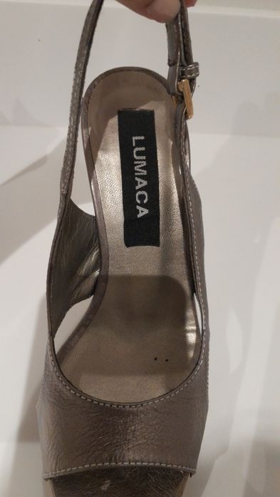 Sandálias douradas salto alto tamanho 36 salto com 12 cm marca lumaca