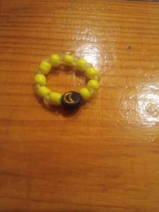 Żółty pierścionek z księżycem