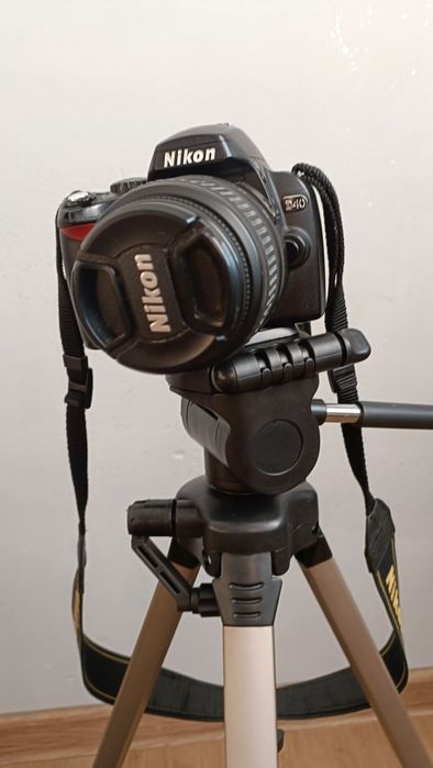 Nikon na statywie