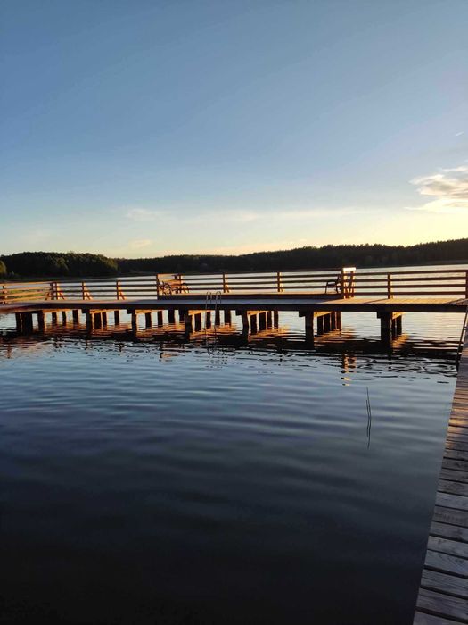 Domek nad jeziorem w Spychowie na Mazurach.