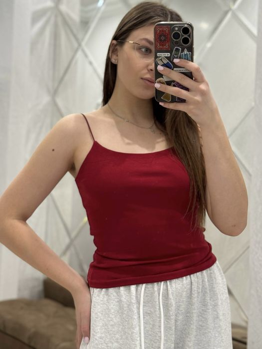 Однотонна жіноча майка на бретельках