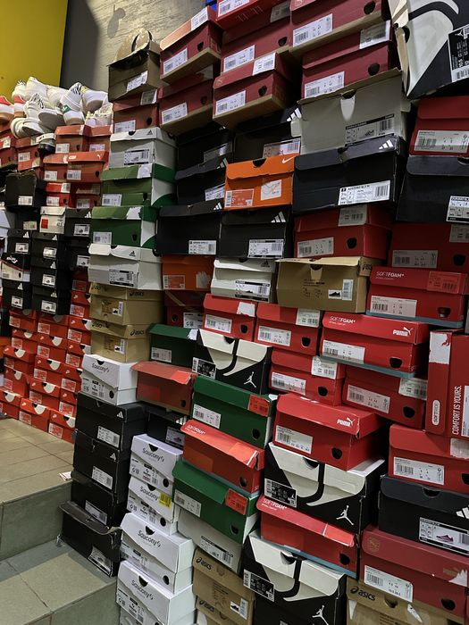 Опт оригінального взуття Salomon Lowa Adidas Nike прямі постачальники