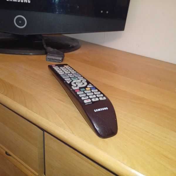 tv samsung 32 cale lcd w pełni sprawny z pilotem