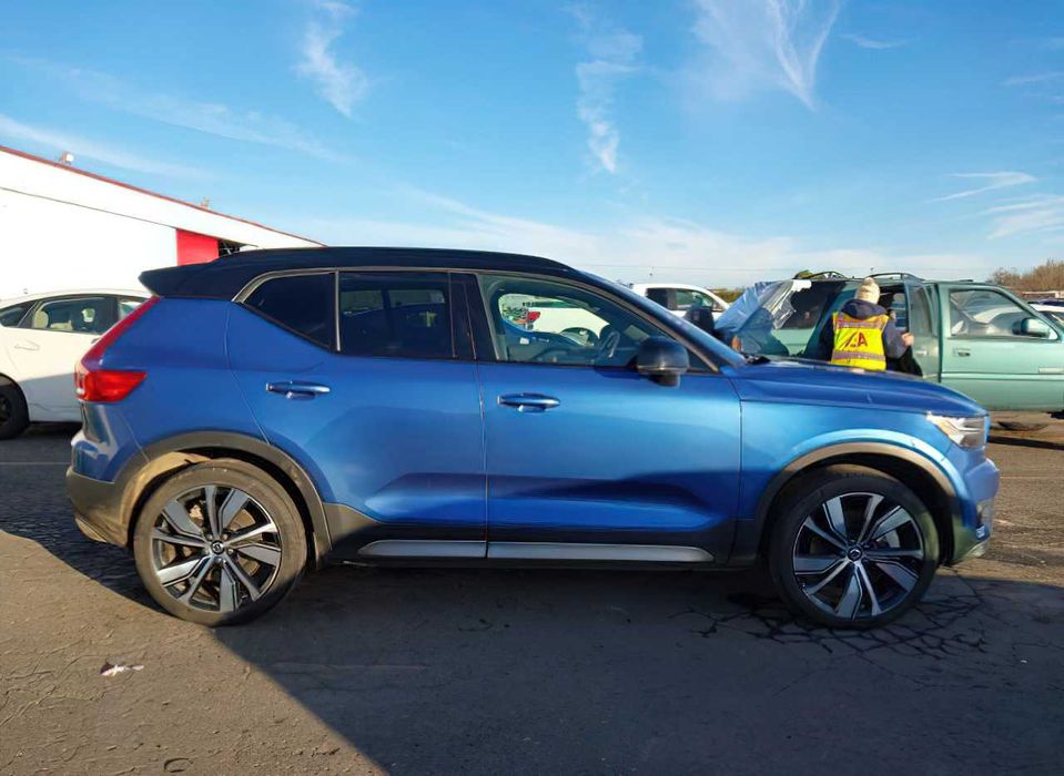 Volvo XC40 Recharge Pure Electric P8      2021