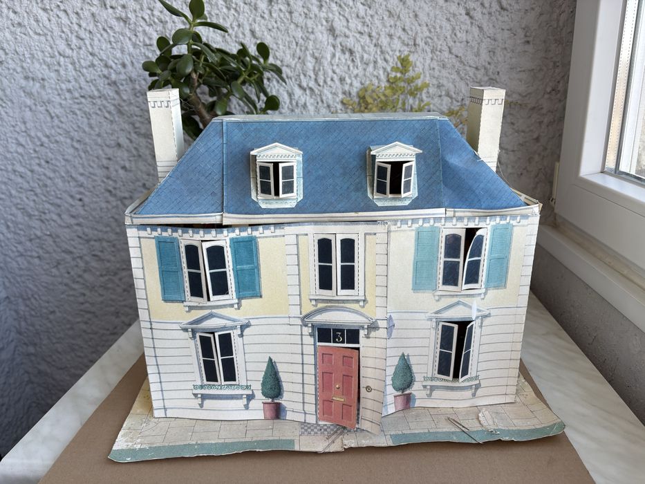 Віддам даром картонний іграшковий будиночок