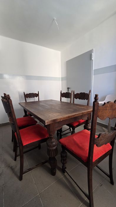 Piękny zestaw stołu i krzeseł do jadalni