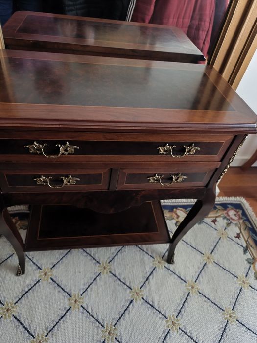 Móvel com embutidos em bronze em estado novo