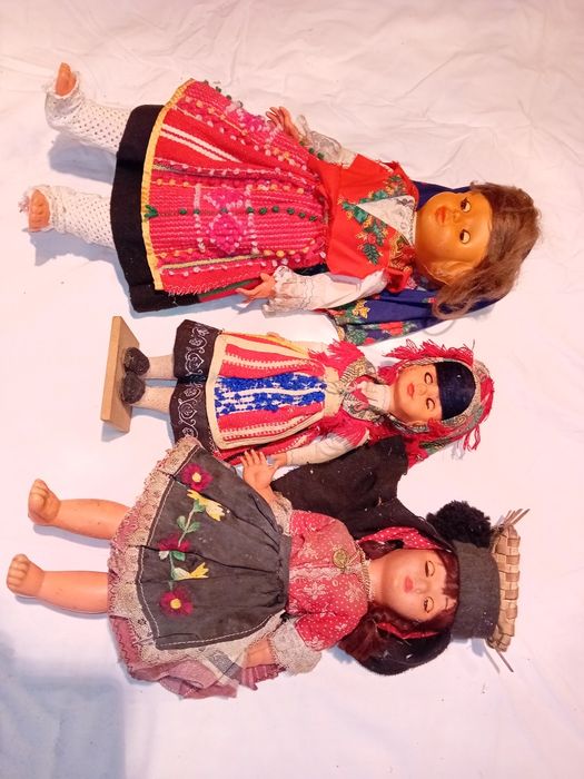 Conjunto de 3 Bonecas em Trajes