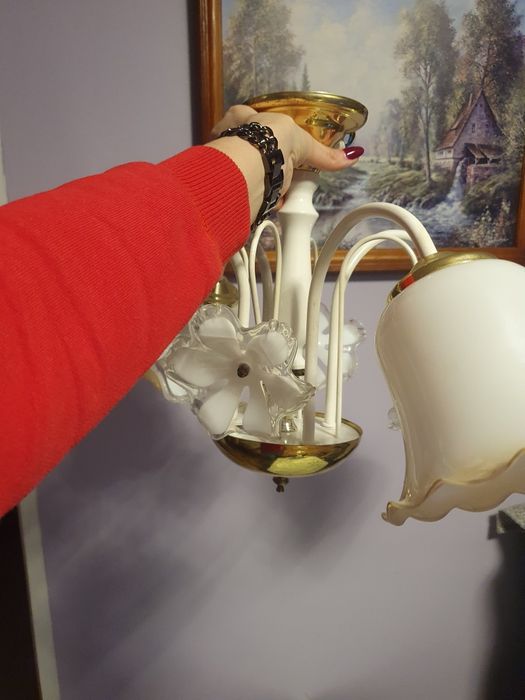 Piękny żyrandol cztero kloszowy chodzież