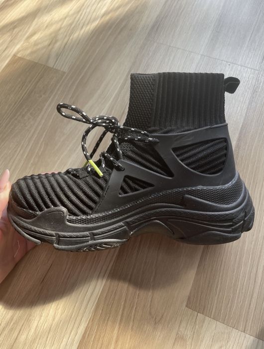 Wysokie buty sportowe ze skarpetą