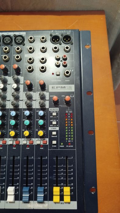 Mesa de som Soundcraft EPM12