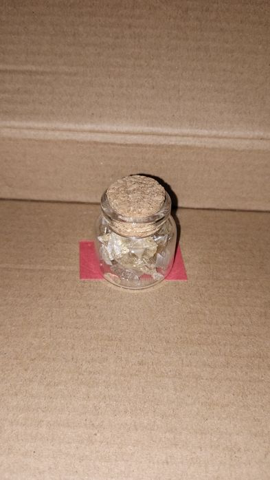 Крихта необробленого цитрину в колбі